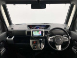 シンプルながら機能性あふれる運転席廻りです。視界性もよく、運転しやすいですよ。