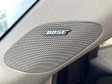 【BOSEサウンドシステム】メーカーオプションの高品位サウンドシステムを搭載。専用のチューニングが施された大小様々なスピーカーから良質なサウンドが奏でられ、臨場感あふれる音響空間を演出します。
