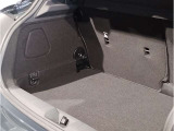 ラゲッジルームは全面ファブリック加工でございます。大切なお荷物に傷が付きづらいですよ