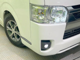 【LEDヘッドライト】悪天候や夜間走行時も良好な視界を確保し安心して運転できる高輝度LEDヘッドライトを装備!点灯速度が早く、消費電力も抑えられています。