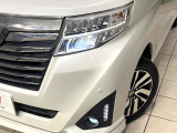 【LEDヘッドライト】悪天候や夜間走行時も良好な視界を確保し安心して運転できる高輝度LEDヘッドライトを装備!点灯速度が早く、消費電力も抑えられています。