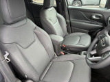アップライトに着座するシートは、操作に力もはいりやすく、車両感覚も掴みやすいと好評です。