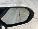 【ブラインドスポットモニター】走行中、ドアミラーの死角になりやすい箇所に後続車が接近するとサイドミラーのレンズに警告を表示!ドライバーに注意喚起をしてくれます。