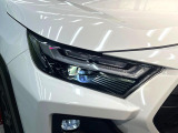 【LEDヘッドライト】悪天候や夜間走行時も良好な視界を確保し安心して運転できる高輝度LEDヘッドライトを装備!点灯速度が早く、消費電力も抑えられています。