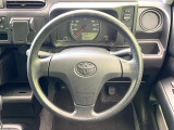 インテリアに合わせたデザインのステアリングは、運転される方のことも考え、運転しやすい形状、大きさです。是非一度、実際に触ってお確かめください。