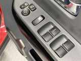 全席に電動パワーウインドウを装備。乗員それぞれが快適に操作できます。