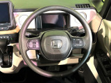 インテリアに合わせたデザインのステアリングは、運転される方のことも考え、運転しやすい形状、大きさです。是非一度、実際に触ってお確かめください。