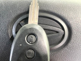 【キーレス】少し離れた場所からでもボタン一つでドアの開錠・施錠ができるのでとっても便利!ドアの鍵穴周りに傷をつけることもありません♪