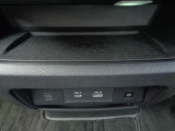 置くだけでQi対応スマ-トフォンが充電できるワイヤレス充電器を採用。置いた時のみ自動判別して充電を開始するので、他のものも自由に置けます。