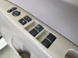 【電動格納ミラー】サイドミラーは電動格納式となっており、狭い駐車場でもキズがつくリスクを抑えられます。