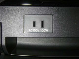 【電源コンセント】非常時やキャンプなどに役立つAC100V/100Wコンセント付きです。