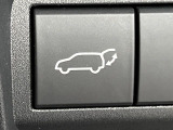 【パワーバックドア】スマートキーや運転席のボタンを押すだけでリアゲートが自動で開閉します!荷物を持っている時や、高い位置にあるバックドアを閉める際に便利な機能です♪