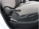 運転席にはレバー式のシートリフター付ですので、ご自分にあった高さで運転が可能です。