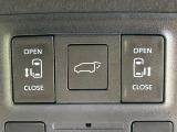 【両側パワースライドドア】スマートキーや運転席のスイッチで後席両側スライドドアの開閉が可能♪電動だから力を入れてドアを開ける必要が無く、小さなお子様でも簡単に開け閉めでき快適です♪
