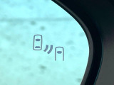 【ブラインドスポットモニター】走行中、ドアミラーの死角になりやすい箇所に後続車が接近するとサイドミラーのレンズに警告を表示!ドライバーに注意喚起をしてくれます。