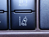 「レーンディパーチャーアラート」セットスイッチ。車線または走路からの逸脱の可能性を警告すると共に、車線または走路からの逸脱を避けるためのハンドル操作の一部を支援する機能です。