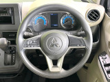 インテリアに合わせたデザインのステアリングは、運転される方のことも考え、運転しやすい形状、大きさです。是非一度、実際に触ってお確かめください。