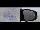 隣車線を走る車両をレーダーで検知し、ドアミラーでは確認しにくい後側方エリアに存在する車両に加え、急接近してくる車両も検知します。車両を検知するとドアミラーに搭載されたLEDインジケーターが点灯します。