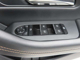 運転席のパワーウインドースイッチ部です。よく触れる場所だからこそ、使用状態があらわれますよね。ぜひこうした所もチェックしてください。