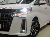 LEDヘッドライトです。デザイン性がよくとても明るいので、夜間の走行や悪天候でも安心です。しかも長寿命!