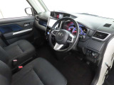 シンプルで使いやすいデザインの運転席です。