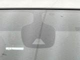 【エマージェンシーブレーキ】走行中に前方の車両等を認識し、衝突しそうな時は警報とブレーキで衝突回避と被害軽減をアシスト。より安全にドライブをお楽しみいただけます。