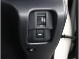 トランクを運転席から開けられるスイッチが付いています。