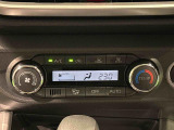 作動状態が一目でわかる液晶ディスプレイ付きAUTOエアコンを装備しています♪室内の温度を設定するとセンサーが室温を感知して、温度、風量を自動的にコントロ-ルして快適な空間を作ってくれます!
