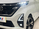 【LEDヘッドライト】悪天候や夜間走行時も良好な視界を確保し安心して運転できる高輝度LEDヘッドライトを装備!点灯速度が早く、消費電力も抑えられています。