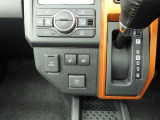 【シートヒーター】運転席と助手席をそれぞれ独立して操作できるため、座る人と室内温度にあわせた快適なシート温度が得られます♪