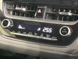 【オートエアコン】一度お好みの温度に設定すれば、車内の温度を検知し風量や温度を自動で調整。暑い&hellip;寒い&hellip;と何度もスイッチ操作をする必要はありません。快適な車内空間には必須の機能ですね♪