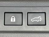【パワーバックドア】スマートキーや運転席のボタンを押すだけでリアゲートが自動で開閉します!荷物を持っている時や、高い位置にあるバックドアを閉める際に便利な機能です♪