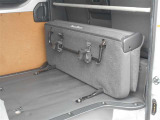 後席を倒せば、広々とした荷室になります! 大きなものもバッチリ入りますよ!!