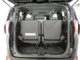 三列目シートは、折りたためますので大きなスペースが出来ちゃいます。キャンプ用品など大きな荷物もばっちり収納可能です♪