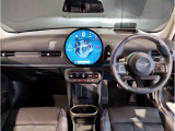 MINIの内装はとにかく『円』に拘ったデザインコンセプトが一目で伝わってきます。これほど円形に拘った車は他に御座いません。伝統のデザイン、トグルスイッチなど遊び心のある内装で御座います。