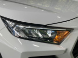 【LEDヘッドライト】悪天候や夜間走行時も良好な視界を確保し安心して運転できる高輝度LEDヘッドライトを装備!点灯速度が早く、消費電力も抑えられています。