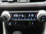 左右独立温度コントロールフルオートエアコンです。運転席、助手席それぞれで独立して温度設定ができます。冷え性の方が乗っても安心ですね♪
