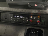 【オートエアコン】一度お好みの温度に設定すれば、車内の温度を検知し風量や温度を自動で調整。暑い&hellip;寒い&hellip;と何度もスイッチ操作をする必要はありません。快適な車内空間には必須の機能ですね♪