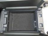 アームレスト内に、USBポートを二口備えています。運転席と助手席それぞれのスマホや電子小物を充電可能です。