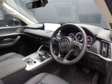 運転席のドアを開け、乗り込む際のイメージです。足元には純正フロアマットも敷かれています。