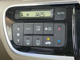 【オートエアコン】一度お好みの温度に設定すれば、車内の温度を検知し風量や温度を自動で調整。暑い&hellip;寒い&hellip;と何度もスイッチ操作をする必要はありません。快適な車内空間には必須の機能ですね♪