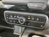 【オートエアコン】一度お好みの温度に設定すれば、車内の温度を検知し風量や温度を自動で調整。暑い&hellip;寒い&hellip;と何度もスイッチ操作をする必要はありません。快適な車内空間には必須の機能ですね♪