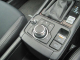 マツダコネクトを操作するコマンダーコントロールです。運転中に自然と手の触れる位置に配置されています。