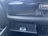 【グローブボックス】大容量のグローブボックスです!!車検証ケース他、日頃使う小物類の収納スペースもたくさんあります!