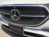 ブランドロゴであるスリーポインテッドスターを数多く配置し光り輝く車のフロントビューに洗練されたダイナミックな外観を印象付けるスターパターングリル