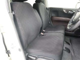 運転席・助手席まわりです。ゆったりと座って頂けるシートで快適です。