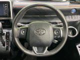 【純正革巻きステアリング】上質な革を使用することで、手にしっかり馴染みとても運転しやすいハンドルです♪