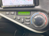 【オートエアコン】一度お好みの温度に設定すれば、車内の温度を検知し風量や温度を自動で調整。暑い&hellip;寒い&hellip;と何度もスイッチ操作をする必要はありません。快適な車内空間には必須の機能ですね♪