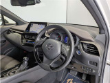 見通しのよいすっきりとした視界で、誰でも運転しやすいです。運転のしやすさは疲れにくさにも繋がりますよ♪