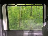 【ロールシェード】日差しや車外からの光が眩しいときにサッと引き出して使える、ロール格納タイプのサンシェードを装備。後席に乗ったお子様がウトウトしだした時など、ぜひご活用ください♪